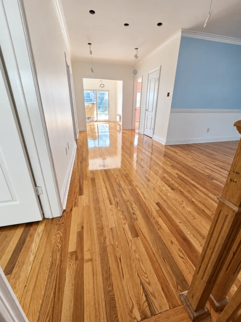 Plancher de bois dans un couloir lumineux.